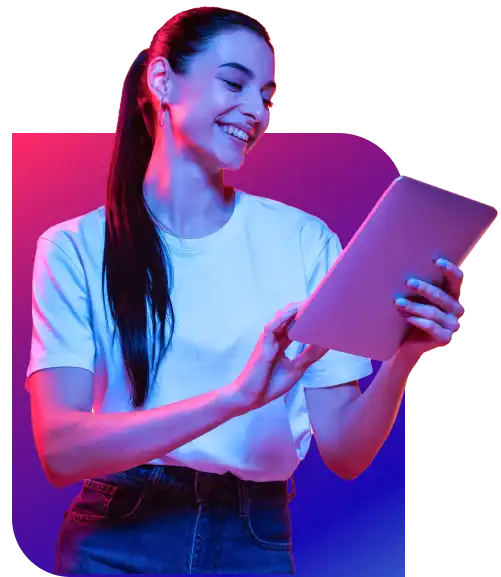 Retrato de uma mulher jovem segurando um tablet.